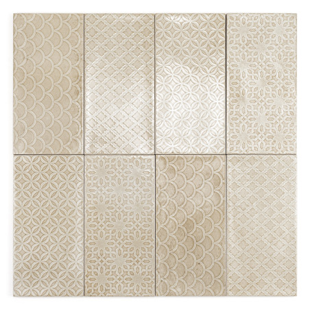 Negen rechthoekige beige tegels tonen verschillende ingewikkelde patronen, waaronder schubben, geometrische vormen en bloemmotie Negen rechthoekige beige tegels tonen verschillende ingewikkelde patronen, waaronder schubben, geometrische vormen en bloemmotie