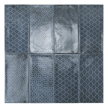 Le carreau rectangulaire présente un motif en treillis avec des formes de losange, avec une finition brillante. Les couleurs des