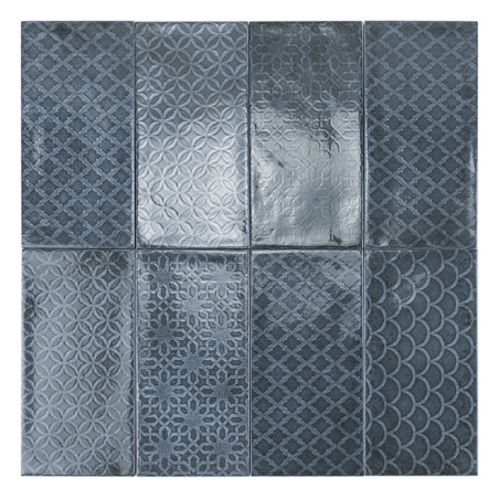 Neuf carreaux de céramique bleue présentent divers motifs géométriques comme des cercles, des losanges et des écailles, ajoutant