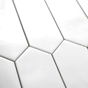 Ladrilhos hexagonais alongados brancos são organizados em um padrão escalonado, criando uma aparência moderna e minimalista em u