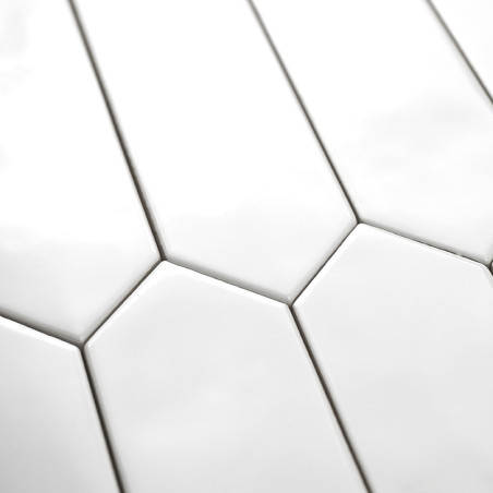 Les carreaux hexagonaux allongés blancs sont soigneusement disposés en quinconce, créant une apparence moderne et minimaliste su