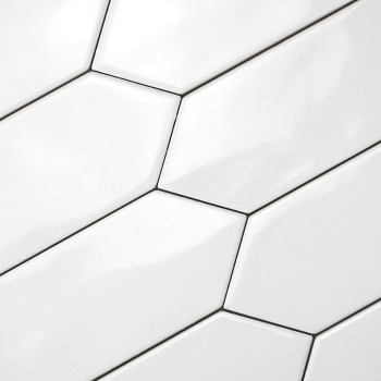 Los azulejos hexagonales alargados blancos se instalan en un patrón escalonado, creando una superficie elegante y moderna con bo
