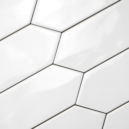 Los azulejos hexagonales alargados blancos se instalan en un patrón escalonado, creando una superficie elegante y moderna con bo