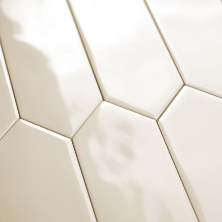 Les carreaux hexagonaux blancs, brillants et allongés sont alignés selon un motif décalé, réfléchissant la lumière, créant une s Les carreaux hexagonaux blancs, brillants et allongés sont alignés selon un motif décalé, réfléchissant la lumière, créant une s