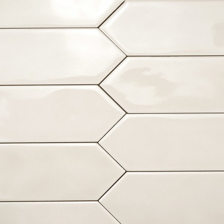 El azulejo presenta una forma hexagonal alargada y brillante, dispuesta en un patrón ordenado y escalonado, creando un diseño de