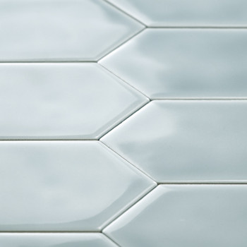 Sechseckige Fliesen erzeugen ein Mosaikmuster, das das Licht sanft reflektiert. Die glatte, glänzende Oberfläche trägt zu einem 