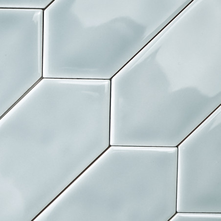 Glänzende hellblaue Fliesen bilden ein versetztes, diagonales Muster und erzeugen eine strukturierte Oberfläche mit schmalen wei Glänzende hellblaue Fliesen bilden ein versetztes, diagonales Muster und erzeugen eine strukturierte Oberfläche mit schmalen wei