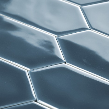 Ladrilhos hexagonais azuis brilhantes se interligam, criando uma superfície lisa e uniforme que reflete a luz, formando destaque