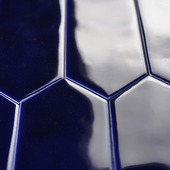 Les carreaux bleu foncé brillants s'assemblent parfaitement dans un motif en nid d'abeille, réfléchissant doucement la lumière, 