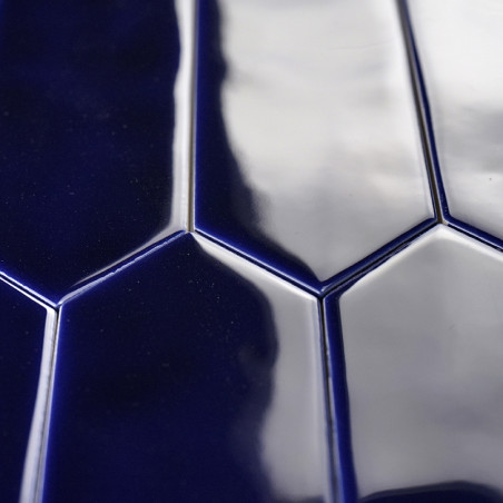 Los azulejos brillantes de color azul oscuro se conectan a la perfección en un patrón de panal, reflejando la luz suavemente, cr