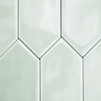 Los azulejos cerámicos hexagonales se entrelazan suavemente, formando un patrón continuo con tonos verdes claros, reflejando una