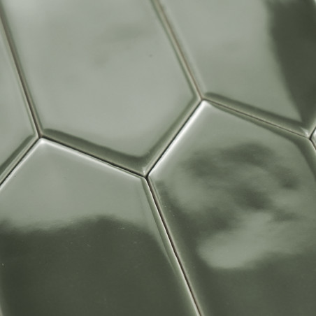 Ladrilhos verdes hexagonais se interligam perfeitamente, criando um padrão uniforme. A superfície brilhante reflete a luz, realç