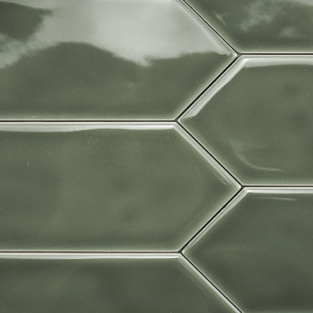 Ladrilhos verdes hexagonais formam um padrão uniforme e brilhante, dispostos próximos uns dos outros, refletindo a luz e adicion