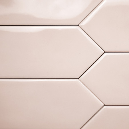 Ladrilhos cerâmicos bege formam um padrão de favo de mel. Os ladrilhos refletem a luz, enfatizando sua forma geométrica hexagona Ladrilhos cerâmicos bege formam um padrão de favo de mel. Os ladrilhos refletem a luz, enfatizando sua forma geométrica hexagona