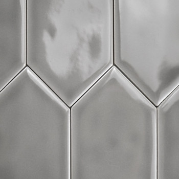 Los azulejos rectangulares de color gris brillante se entrelazan verticalmente. Los reflejos de luz crean un patrón texturizado,