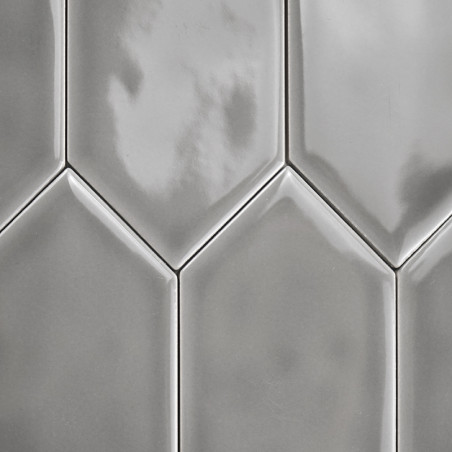 Glanzende, grijze, rechthoekige tegels grijpen verticaal in elkaar. lichtreflecties creëren een structuurpatroon, dat doet denke