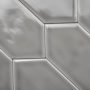 Glanzende, grijze keramische tegels vormen een geometrisch patroon met opstaande, schuine randen, waardoor een strakke, moderne 