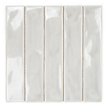 Un long carreau rectangulaire brillant avec une surface lisse et une subtile texture ondulée. Il est affiché sur un fond blanc u