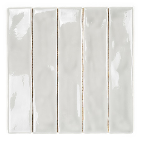 Cinq carreaux de céramique étroits et brillants sont alignés verticalement et reflètent la lumière. Les carreaux ont une finitio