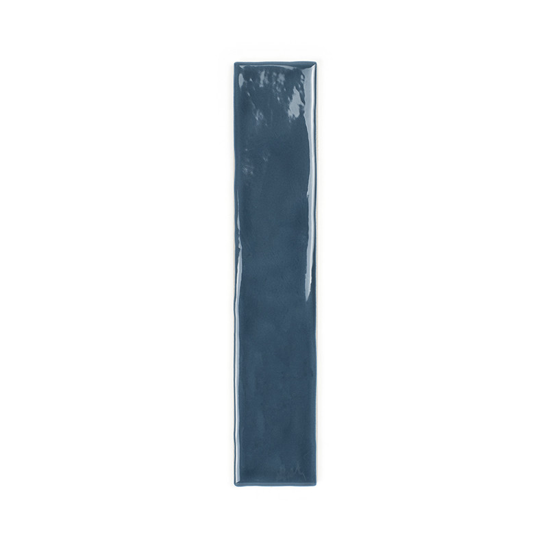 Eine lange, schmale, glänzend blaue Fliese ruht vertikal und reflektiert das Licht in einer minimalistischen Umgebung.