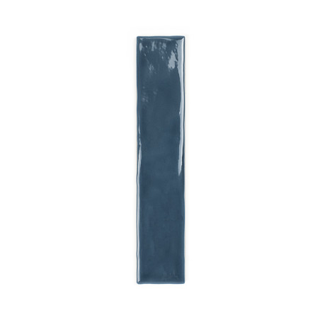Eine lange, schmale, glänzend blaue Fliese ruht vertikal und reflektiert das Licht in einer minimalistischen Umgebung.