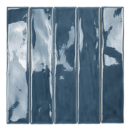 Cinq carreaux rectangulaires bleu foncé brillants alignés verticalement. La surface réfléchissante capte la lumière, créant de s