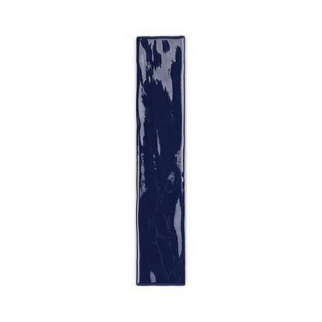 Um azulejo retangular longo, brilhante e azul profundo repousa sobre um fundo branco liso, exibindo padrões reflexivos sutis. Um azulejo retangular longo, brilhante e azul profundo repousa sobre um fundo branco liso, exibindo padrões reflexivos sutis.