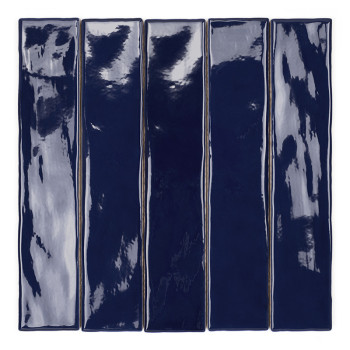 Un long carreau rectangulaire bleu profond et brillant repose sur un fond blanc uni, affichant de subtils motifs réfléchissants.