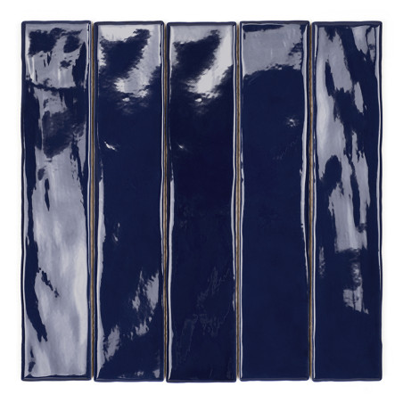 Cinco azulejos rectangulares brillantes se encuentran en posición vertical, reflejando la luz, con un color azul marino intenso.