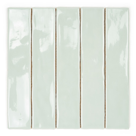 Fünf glänzende, längliche rechteckige Fliesen sind vertikal ausgerichtet und zeigen eine subtile Oberflächenstruktur vor einem s