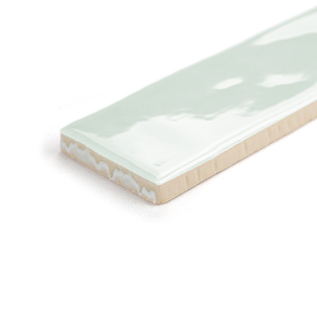 Rechteckige Fliese mit glasierter, lichtreflektierender Oberfläche und glänzender hellgrüner Oberfläche mit beiger, geriffelter 