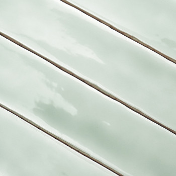 Los azulejos rectangulares de color verde claro brillante están alineados con líneas de lechada estrechas y más oscuras, creando