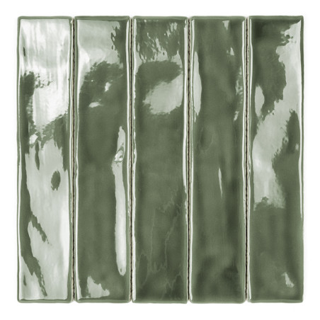 Cinco ladrilhos retangulares verdes brilhantes ficam verticalmente lado a lado, lançando reflexos. Eles são posicionados sobre u Cinco ladrilhos retangulares verdes brilhantes ficam verticalmente lado a lado, lançando reflexos. Eles são posicionados sobre u