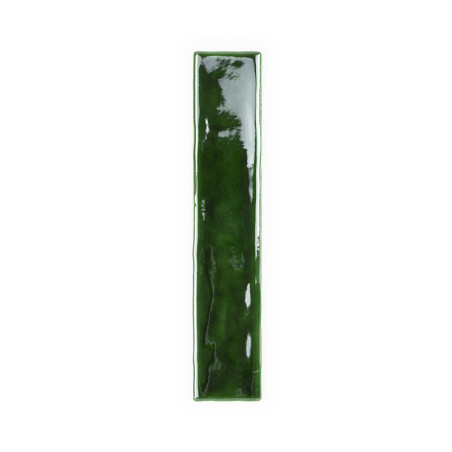 Um ladrilho verde longo, brilhante e retangular repousa sobre um fundo branco liso, sua superfície reflexiva destacando variaçõe Um ladrilho verde longo, brilhante e retangular repousa sobre um fundo branco liso, sua superfície reflexiva destacando variaçõe
