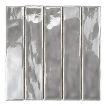 Een rechthoekige, glanzende grijze tegel reflecteert het licht op subtiele wijze over het gladde oppervlak. Het speelt zich af t