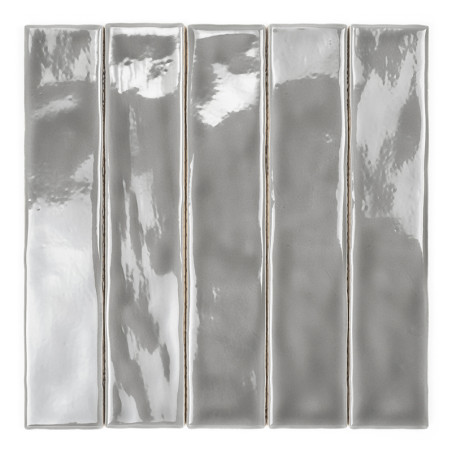 Cinco azulejos rectangulares brillantes colocados verticalmente exhiben una superficie reflectante con sutiles variaciones. Está