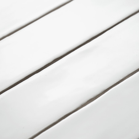 Los azulejos de cerámica blanca se encuentran paralelos, reflejando la luz, creando una imagen brillante y elegante en un entorn Los azulejos de cerámica blanca se encuentran paralelos, reflejando la luz, creando una imagen brillante y elegante en un entorn