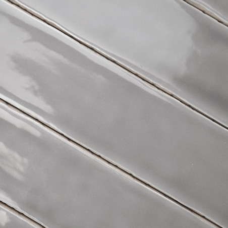 Ladrilhos cinza lisos e brilhantes são alinhados diagonalmente. A superfície reflete a luz, mostrando padrões sutis semelhantes Ladrilhos cinza lisos e brilhantes são alinhados diagonalmente. A superfície reflete a luz, mostrando padrões sutis semelhantes