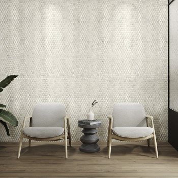 Elegantes Azulejos de piedra hexagonales forman una pared texturizada, iluminada por focos, detrás de dos sillas y una mesa.