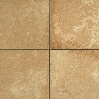 Quatre carreaux carrés forment un motif homogène, présentant une surface texturée, terreuse et beige. Ils sont disposés dans une