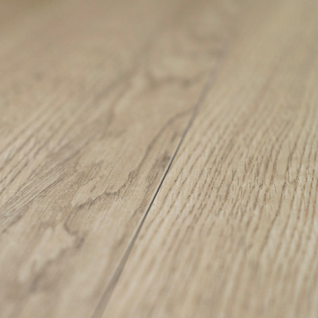 Los azulejos de madera se encuentran una al lado de la otra, mostrando un acabado de roble claro con patrones de vetas visibles,