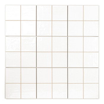 Quatre carreaux carrés blancs brillants sont disposés dans une grille 2x2, affichant une surface uniforme et lisse dans un décor