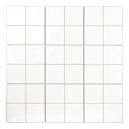 Les carreaux carrés blancs sont disposés dans une grille 4x4 soignée, chacun séparé par de fines lignes de coulis beige, créant Les carreaux carrés blancs sont disposés dans une grille 4x4 soignée, chacun séparé par de fines lignes de coulis beige, créant