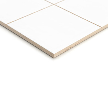 Un carreau de céramique blanche divisé en quatre carrés repose sur un fond uni, montrant sa surface lisse et ses bords nets et d