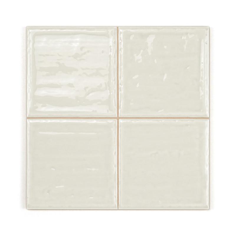 Een vierkante keramische tegel heeft vier geglazuurde delen met een glanzend, licht gestructureerd oppervlak en een subtiele geb