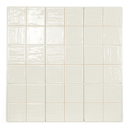 De afbeelding toont een raster van glanzende, gebroken witte keramische tegels, elk met een lichte textuur, gelijkmatig gerangsc