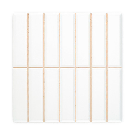 Ladrilhos cerâmicos retangulares brancos são dispostos uniformemente com estreitas linhas de argamassa bege, formando um padrão Ladrilhos cerâmicos retangulares brancos são dispostos uniformemente com estreitas linhas de argamassa bege, formando um padrão