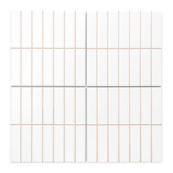 Les carreaux de céramique rectangulaires blancs sont disposés uniformément avec d'étroites lignes de coulis beiges, formant un m