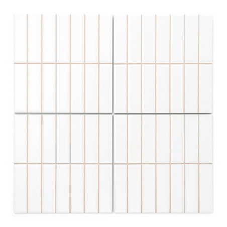 Los azulejos rectangulares blancos están dispuestos en un patrón de cuadrícula con finas líneas de lechada de color beige, forma