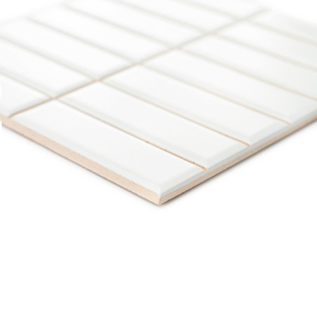 Het object is een witte keramische tegel met rechthoekige ribbels, die plat tegen een witte achtergrond ligt, waardoor een linea Het object is een witte keramische tegel met rechthoekige ribbels, die plat tegen een witte achtergrond ligt, waardoor een linea
